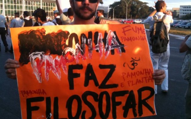 Foto: Severino Motta         Após proibição da Justiça, manifestantes substituem "maconha" por "pamonha" em cartazes de Marcha em Brasília